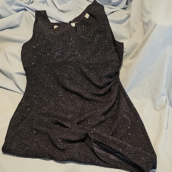 Elegant Black Sleeveless Dress - Picture 1 of 4